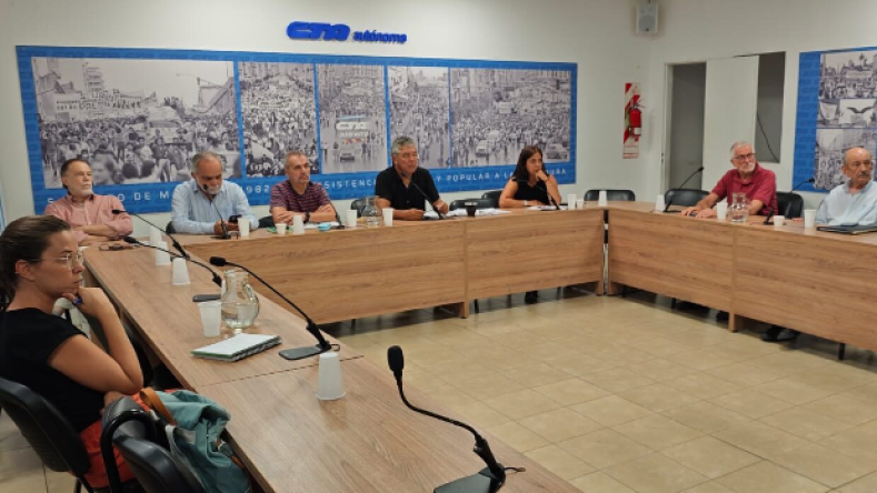 Esta imagen muestra una reunión de trabajo de la CTA Autónoma en su sede nacional en Buenos Aires, donde se nuclean referentes y espacios de pensamiento popular.