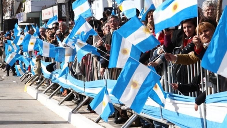 Imagen ilustrativa de muchas banderas argentinas