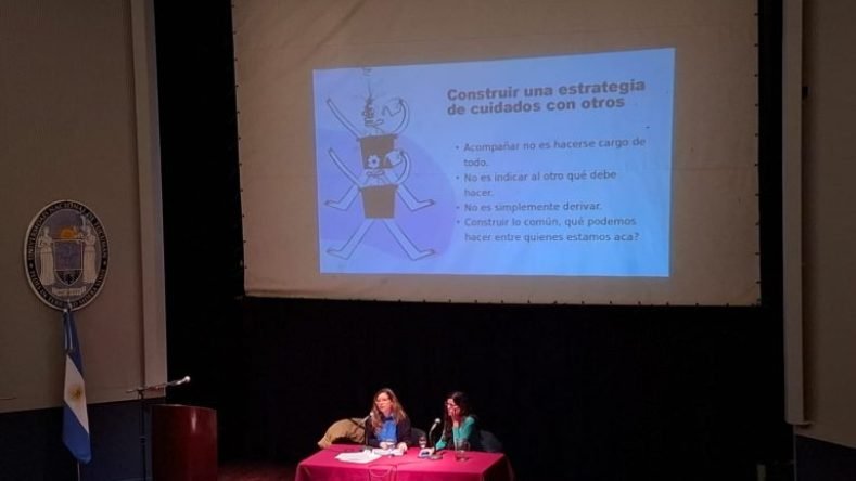 La imagen muestra una conferencia o taller titulado "Construir una estrategia de cuidados con otros", en la que se exponen pautas fundamentales sobre el acompañamiento y el cuidado colectivo.
