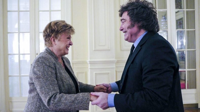 Esta imagen muestra a la Directora Gerente del FMI, Kristalina Georgieva, saludando al Presidente de Argentina, Javier Milei, durante su visita al país en julio de 2026.