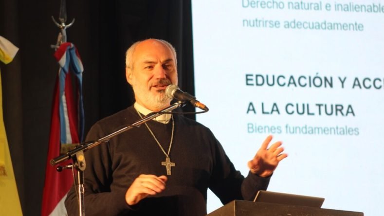 El hombre seleccionado en la imagen es Monseñor Dante Gustavo Braida, un destacado clérigo de la Iglesia Católica en Argentina.