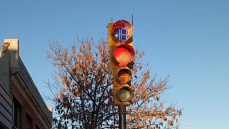 Este semáforo inteligente equipado con inteligencia artificial utiliza una cámara para monitorear el flujo vehicular en tiempo real.
