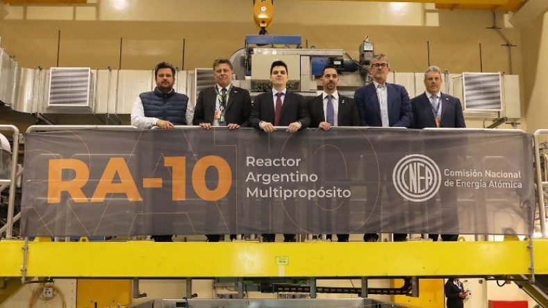 El Gobierno nacional confirmó que el Reactor Argentino Multipropósito (RA-10), emplazado en el Centro Atómico Ezeiza y desarrollado por la Comisión Nacional de Energía Atómica (CNEA) junto a INVAP, iniciará su proceso de puesta en marcha hacia finales de 2026 y se completará en los primeros meses de 2027. [1] (https://www.lanacion.com.ar/economia/el-gobierno-confirmo-que-pondra-en-marcha-un-reactor-nuclear-de-diseno-argentino-nid04092026/), [2] (https://www.instagram.com/p/Dc4e4CvBS_C/), [3] (https://www.espaciotech.net/2026/09/05/el-nuevo-reactor-nuclea-argentino-ra-10-entrara-en-funcionamiento-en-2027-y-apunta-a-convertir-al-pais-en-un-proveedor-global-de-radioisotopos/)
