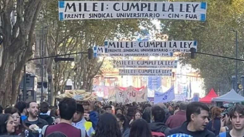 La imagen muestra una masiva marcha universitaria en Argentina, ocurrida cerca de mayo de 2026, reclamando por el financiamiento y la ley universitaria.