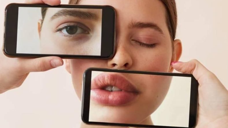 La imagen ilustra el impacto de la tecnología y los filtros digitales en la autoexigenica y la percepción de la propia imagen.