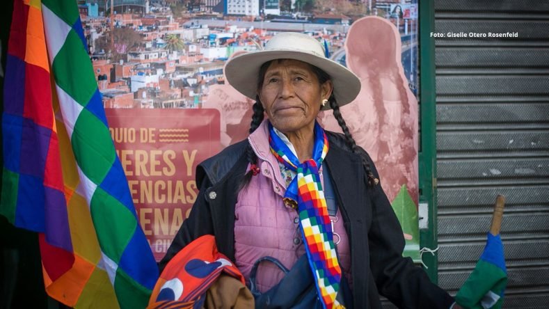 La imagen muestra a la referente indígena Amalia Vargas durante su llegada a la Ciudad de Buenos Aires en septiembre de 2026, según registros de Enfoco Colectivo.