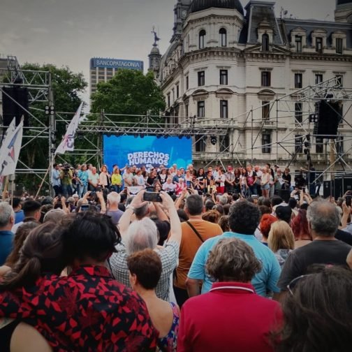 Acto en Plaza de Mayo: “El gobierno quebranta nuestros derechos y agravia nuestra memoria”