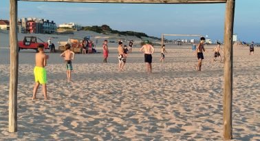 Pies descalzos, arena caliente: el fenómeno del fútbol espontáneo de verano