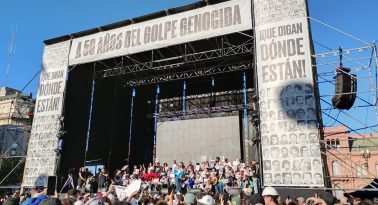 Con una movilización histórica, la Plaza de Mayo gritó «Nunca Más» a 50 años del golpe