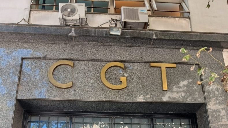 Con la suspensión de 83 artículos, la central obrera busca frenar los ejes que afectan la representación sindical y ganar tiempo mediante medidas cautelares. El objetivo es resistir la aplicación de la ley y estirar los plazos hasta 2027, mientras la dirigencia explora alianzas políticas que van desde el kirchnerismo hasta el fenómeno de Dante Gebel.