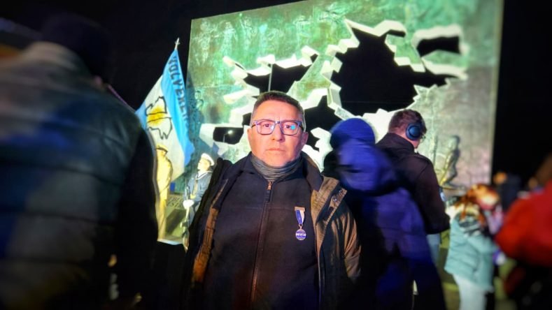 Daniel Guzmán —veterano de de la guerra de Malvinas y periodista— denuncia un escenario de “entrega” territorial y política. Desde Tierra del Fuego, alerta que la admiración del presidente Milei por figuras como Thatcher es una afrenta a los caídos y critica la inacción ante enclaves extranjeros, como el radar británico-estadounidense en la isla y la explotación ilegal de recursos naturales.