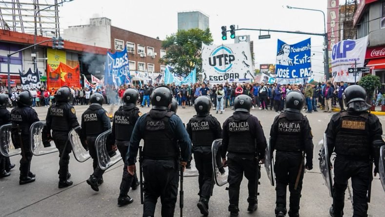 Organizaciones sociales rechazan la decisión oficial de reemplazar el salario social complementario por capacitaciones obligatorias de corto plazo que serán brindadas por instituciones privadas seleccionadas por el gobierno. Cortes de ruta y ollas populares en Buenos Aires y distintos puntos del país. Adelantan que continuarán con un plan de lucha.