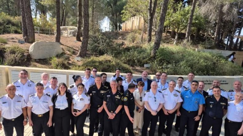 El comisario Riili, sobre quien pesa una denuncia penal por violencia institucional, fue enviado por el gobierno provincial a Israel para capacitarse en la contención de “amenazas antiterroristas”, seguridad y “manejo de crisis”. El viaje fue organizado por la DAIA y el curso estuvo a cargo del estado israelí. También participaron policías de Tucumán, Entre Ríos y otras provincias.