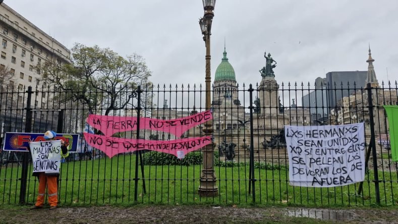 Esta imagen muestra una manifestación frente al Congreso de la Nación Argentina en rechazo al proyecto de Ley de Inviolabilidad de la Propiedad Privada y la reforma de la Ley de Tierras.