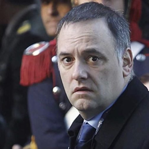 La salida del jefe de gabinete Manuel Adorni se precipitó luego de sus fallidas explicaciones sobre fondos no declarados, herencias inesperadas y bitcoins. En su carta de despedida, denunció una “carnicería mediática” y ratificó su lealtad absoluta a Javier Milei. Especulaciones sobre su reemplazo.