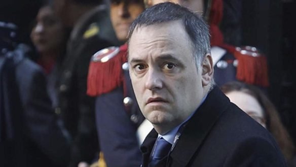 La salida del jefe de gabinete Manuel Adorni se precipitó luego de sus fallidas explicaciones sobre fondos no declarados, herencias inesperadas y bitcoins. En su carta de despedida, denunció una “carnicería mediática” y ratificó su lealtad absoluta a Javier Milei. Especulaciones sobre su reemplazo.