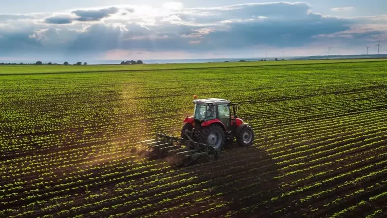 Imagen ilustrativa de tractor en el campo