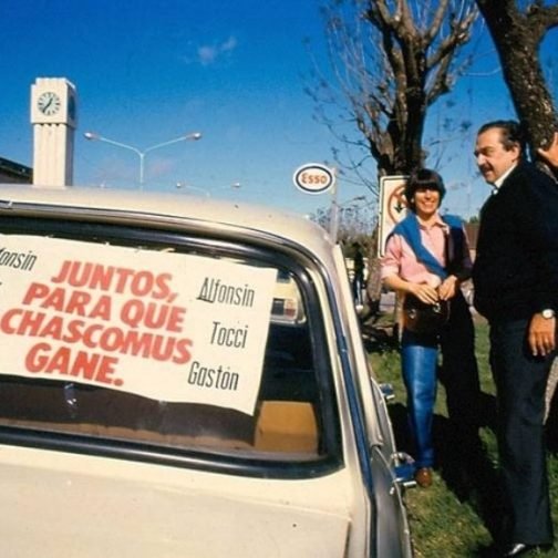 Raúl Alfonsín en Chascomús durante la campaña electoral: el líder radical junto a vecinos del pueblo donde nació y al que siempre regresaba.