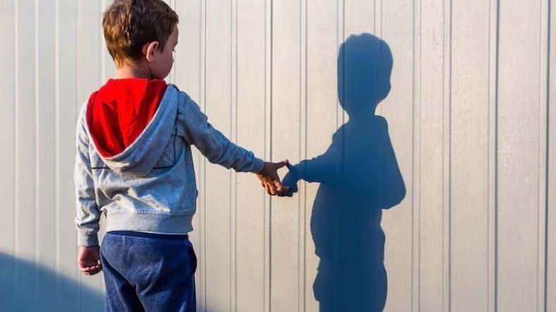 Imagen ilustrativa de niño jugando con su sombra