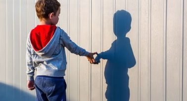 Amigo imaginario en niños: cuándo es normal y cuándo preocuparse