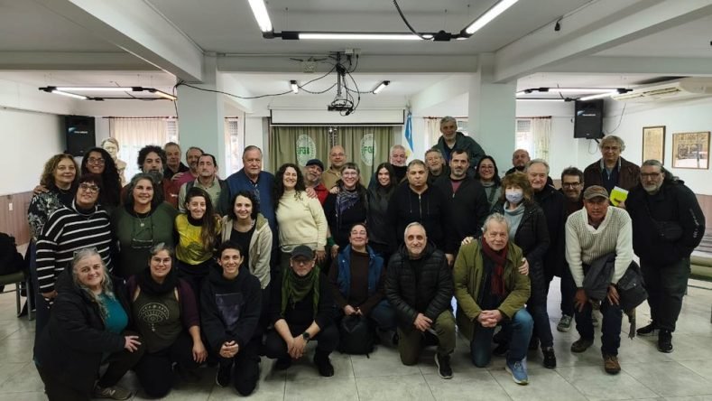 Esta imagen muestra a referentes de la Mesa de Cooperativas de CABA reunidos en la sede de la Federación Gráfica Bonaerense (FGB) para organizarse frente a la derogación de la normativa local de economía social.