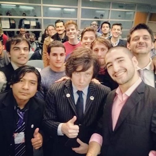 Ajustados pero bancando: Milei retiene el apoyo de los jóvenes