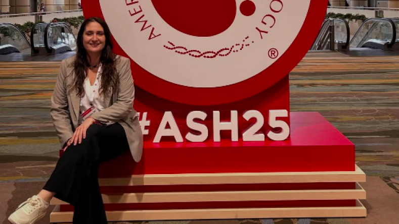 Esta imagen muestra un stand promocional del congreso #ASH25 de la American Society of Hematology, celebrado en diciembre de 2025