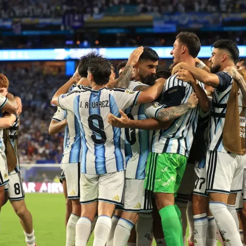 La selección nacional avanzó a octavos del Mundial luego de sufrir y vencer 3-2 a Cabo Verde en el alargue con goles de Messi, Lisandro Martínez y Romero. El equipo de Scaloni, que mostró rendimientos dispares y fatiga física, ya piensa en Egipto.
