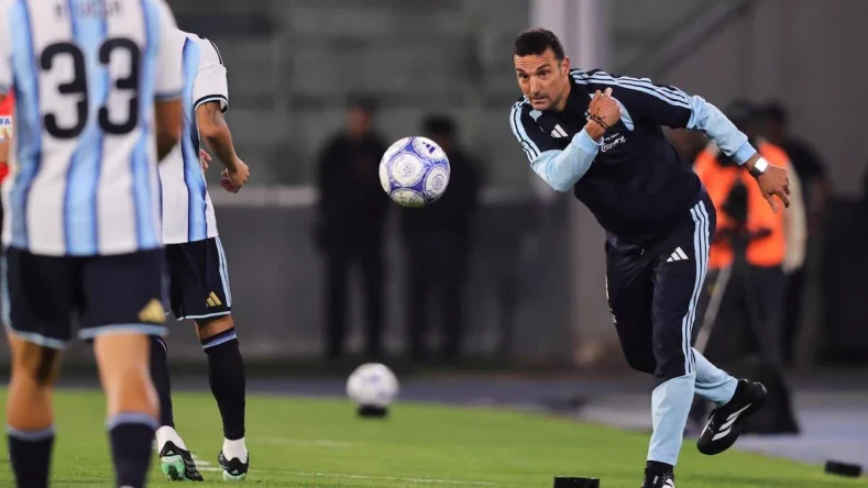 La imagen parece mostrar a Lionel Scaloni, director técnico de la Selección Argentina, durante una sesión de entrenamiento del combinado nacional.