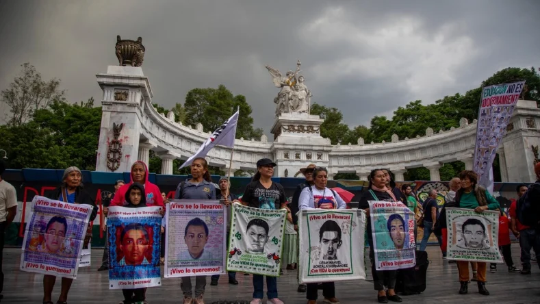 La imagen muestra una manifestación en la Ciudad de México el 26 de julio de 2026, donde familiares de los 43 estudiantes desaparecidos de Ayotzinapa exigen justicia y verdad.