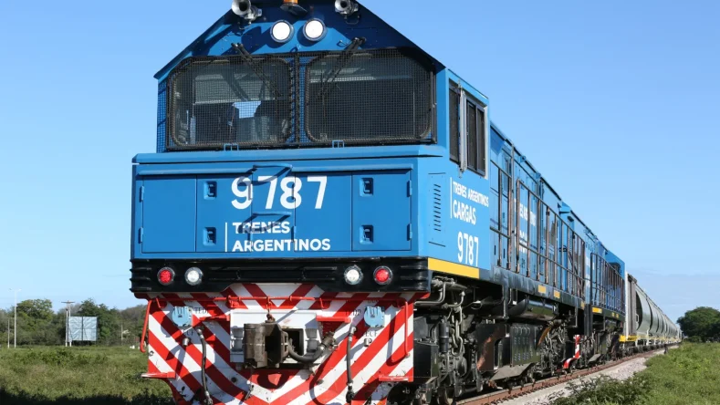 La imagen muestra una locomotora diésel-eléctrica modelo CRRC Ziyang CDD6A1 (interna número 9787) perteneciente a la flota de Trenes Argentinos Cargas (línea Belgrano) en Argentina.