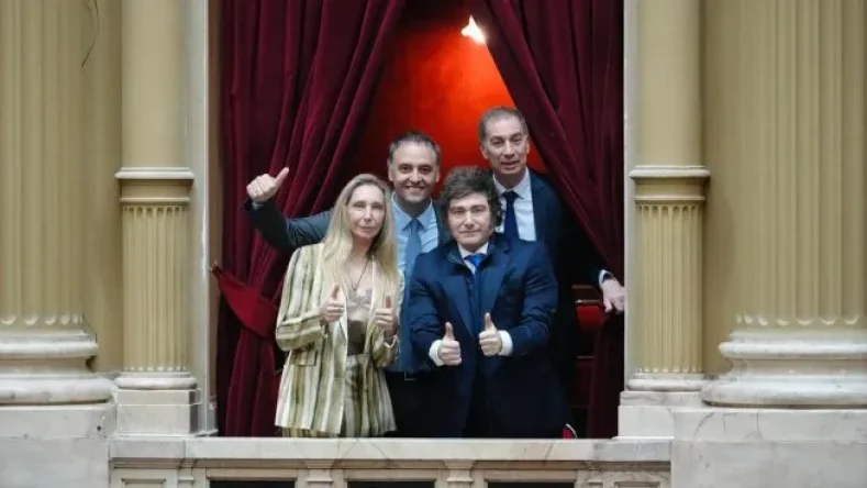 Imagen ilustrativa de gabinete de milei en balcón de el congreso