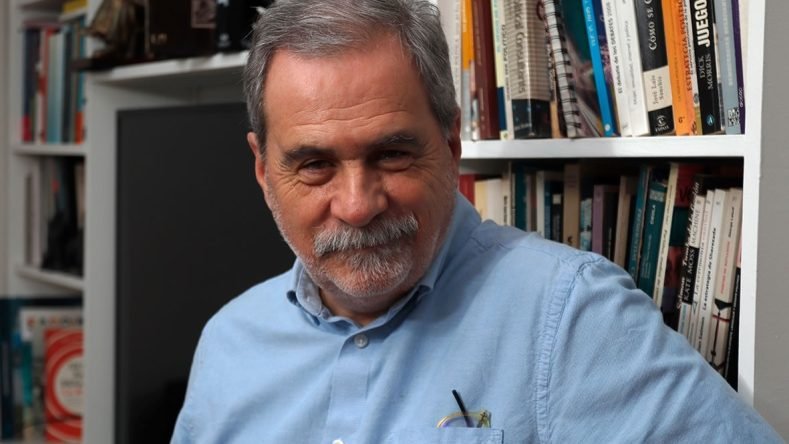 Imagen ilustrativa de Carlos Fara Es autor de libros sobre consultoría política, incluyendo obras premiadas sobre la profesión.