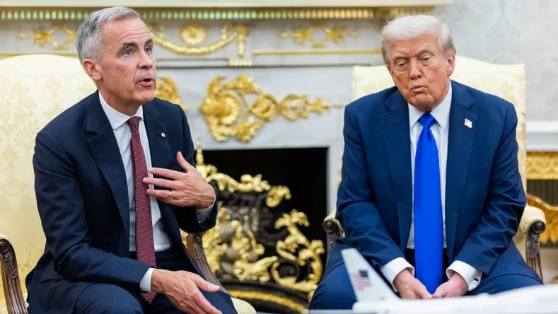 Mark Carney y Donald Trump sentados durante una reunión en la Casa Blanca, en el contexto de la guerra arancelaria entre Canadá y Estados Unidos.