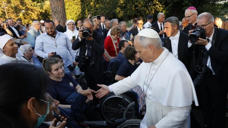 Referentes políticos, sociales y eclesiásticos firmaron un pronunciamiento de cara al viaje papal a la Argentina. Recordaron a los mártires de la dictadura y cuestionaron las políticas oficiales que criminalizan la protesta. También instaron al pontífice a dar un abrazo de contención a los más desposeídos.