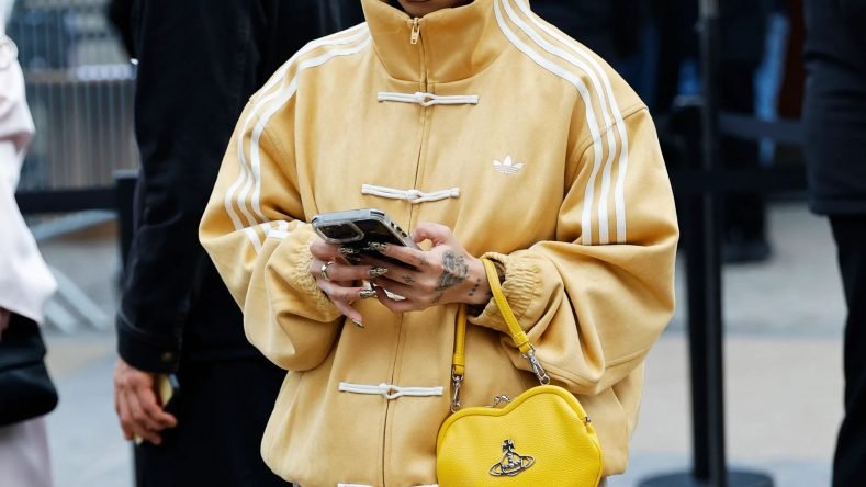 Esta imagen muestra una chaqueta Adidas "Chinese New Year" de color beige con cierres de nudos tradicionales.