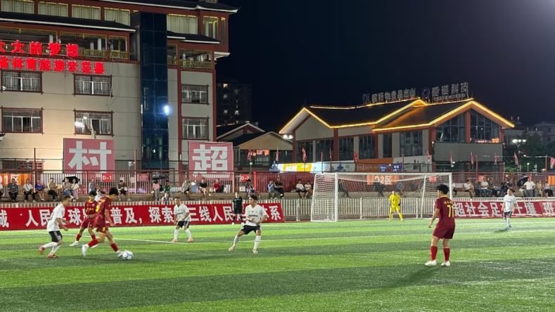 Esta imagen muestra la "Cun Chao" o Liga de las Aldeas de fútbol amateur, un fenómeno viral en Rongjiang, China, que atrae a miles de espectadores.
