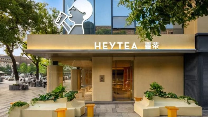 La imagen muestra la fachada de una tienda HEYTEA en Xi'an, China, diseñada por el estudio Leaping Creative.