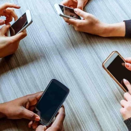 Francia prohíbe las redes sociales a menores de 15 años y reabre el debate sobre los límites y el control