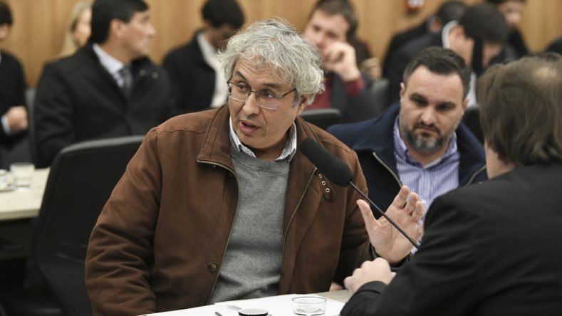 El político argentino Germán Martínez, jefe del bloque de Unión por la Patria en la Cámara de Diputados de la Nación, aparece participando en una reunión de comisión en el Congreso de la Nación Argentina.