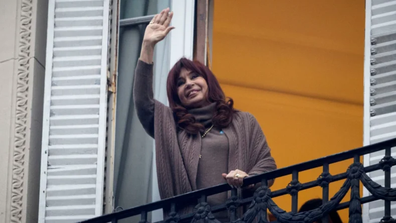 Esta imagen muestra a la expresidenta argentina Cristina Fernández de Kirchner saludando desde un balcón.