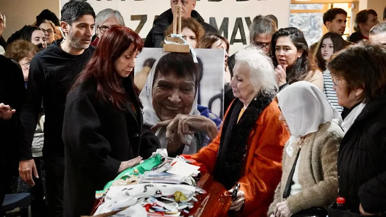 Imagen ilustrativa de el velorio de Taty Almeida, referente de Madres de Plaza de Mayo Línea Fundadora, realizado en el sindicato FOETRA en junio de 2026.