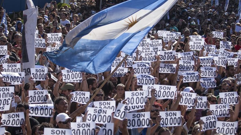Imagen ilustrativa de plaza de mayo con hojas que dicen son 30.000