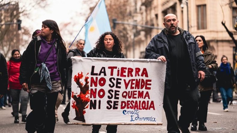 Esta imagen muestra a Myriam Bregman marchando junto a integrantes de los comités del Frente de Izquierda.
