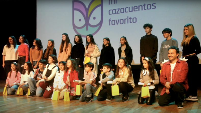 Esta imagen muestra a niños y jóvenes participantes en la ceremonia de premiación del concurso literario infantil "Mi Cazacuentos Favorito" en Buenos Aires.