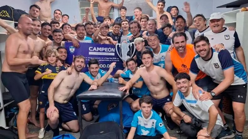 Esta imagen muestra al equipo de la Liga Tandilense de Fútbol celebrando su victoria como campeones de la primera edición de la Copa País en 2025.