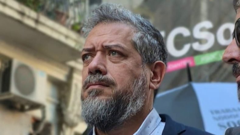 Actual vicedecano de Sociales de la UBA, Diego de Charras analiza el impacto de la reciente movilización y el rol crucial de la Corte Suprema. En diálogo con 4Palabras, destaca cómo la unidad del sector logró desarticular los discursos oficiales sobre el adoctrinamiento y las auditorías.