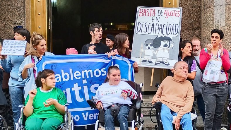 Esta imagen muestra una manifestación en Argentina reclamando por recortes en los derechos y prestaciones para personas con discapacidad.