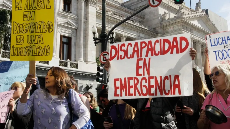 Esta imagen muestra una manifestación frente al Congreso Nacional en Argentina de personas y organizaciones que reclaman por los derechos del colectivo de discapacidad y exigen la vigencia de la Ley de Emergencia.