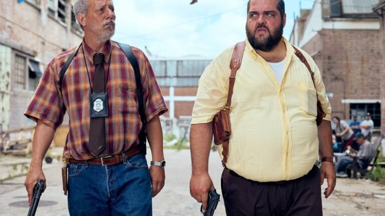 Esta imagen muestra una escena de la comedia policial "Gutiérrez is mai neim" protagonizada por Darío Barassi y Yayo Guridi para Disney+.